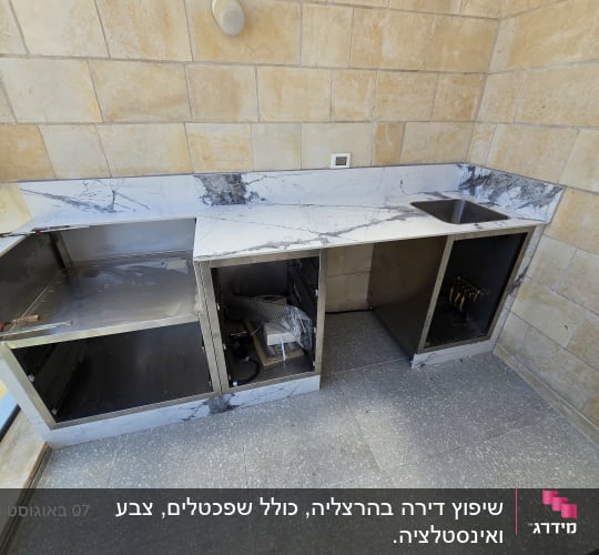 משטח עבודה שיש עם כיור ומבנה מתכת פתוח